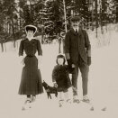 Gonagas Haakon, Dronnet Maud ja Ruvdnaprinsa Olav &#269;uoigamin, Bygdø Kongsgård 1907 (Govva: A.B. Wilse, Gonagasla&#154; hoava vuorkágovva)